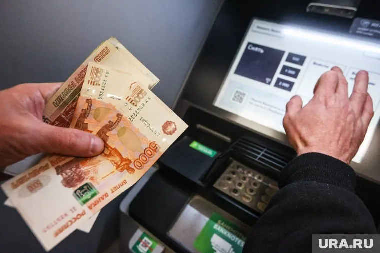 Подросток решил перевести похищенные деньги на банковские счета (архивное фото)