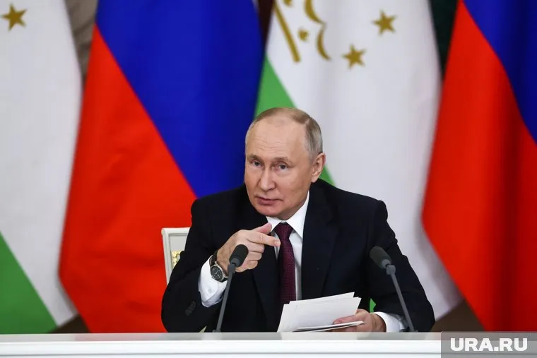 Следует решить вопрос с амнистией некоторых категорий женщин, заявил Владимир Путин