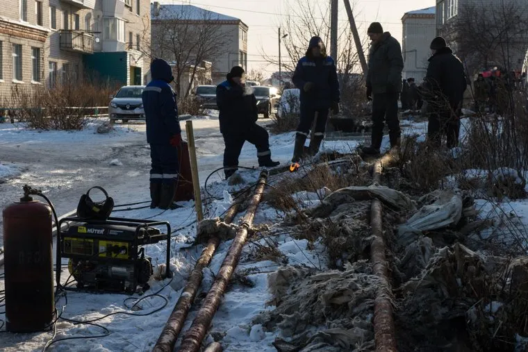 Коммунальная авария в посёлке Мартюш. Свердловская область, коммунальная авария, трубы, теплотрасса, отопление, поселок мартюш