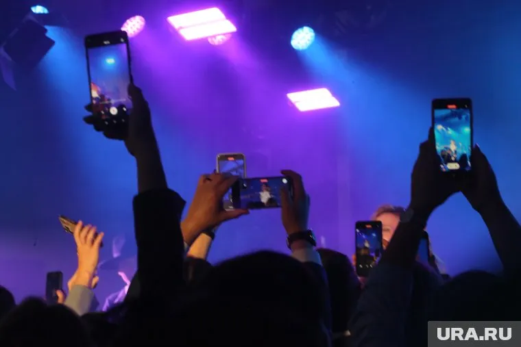 В зале было почти десять тысяч человек