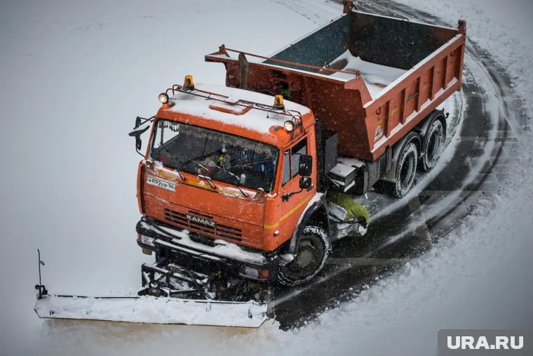 Снегоуборщик сбил инспектора, следившего за дорожным движением