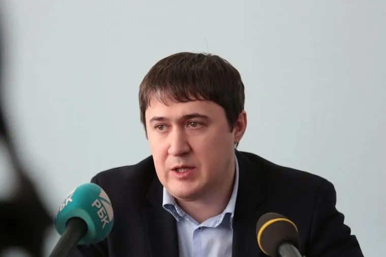 Глава Управления антимонопольного и тарифного регулирования топливно-энергетического комплекса ФАС Дмитрий Махонин во время пресс-конференции. Пермь, махонин дмитрий