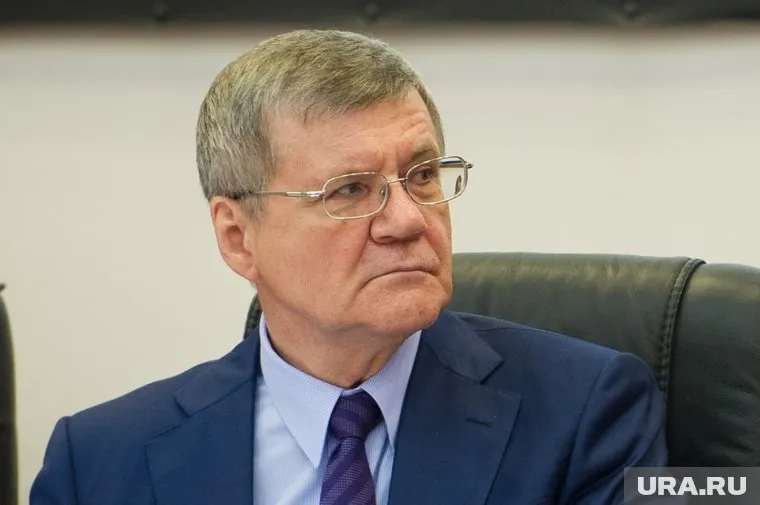 Чайку просят проверить учебник по уголовному кодексу для школьников
