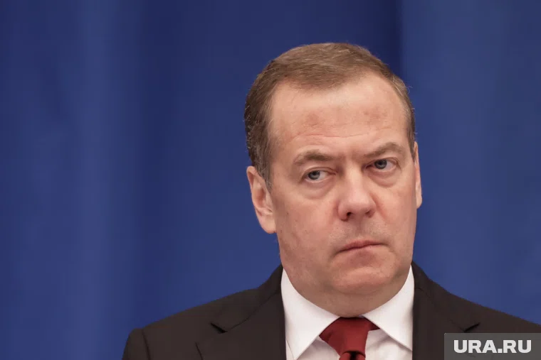 Медведев иронично отреагировал на слова Зеленского, напомнив про золотой унитаз