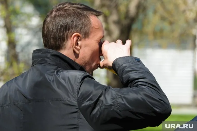 А одна женщина даже попыталась покинуть закрытый подъезд, но ее задержали