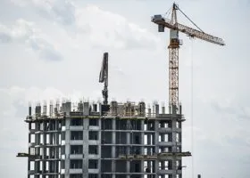 Застройщик, на площадке которого упал башенный кран, не считает себя виновным в ЧП