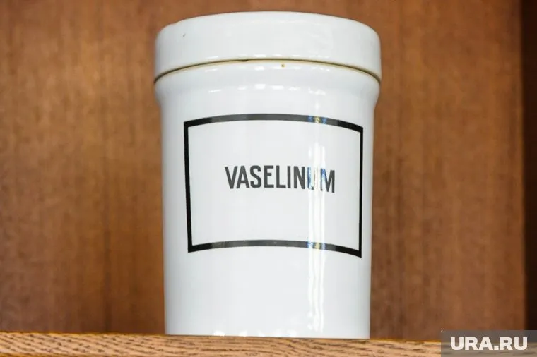 Глава района посчитал неадекватным поведение депутата, подарившего ему вазелин