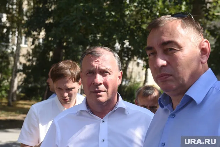 Алексей Орлов (в центре) поручил прибираться в сквере каждый день