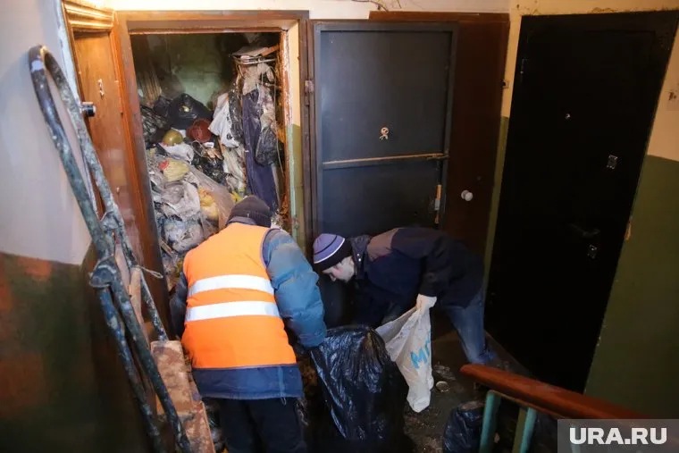 Пенсионерка продолжает приносить в квартиру мусор