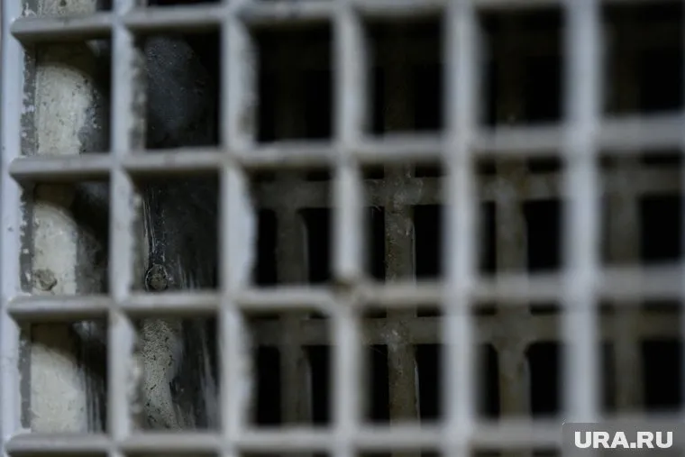 Суд отправил в тюрьму на 10 лет югорчанина, который убил друга и напал на полицейского