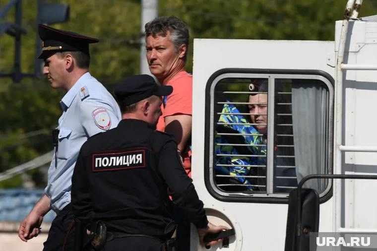 Евгения Ройзмана вывезли в отдел полиции №7