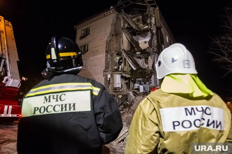 Спасатели передадут выжившего мужчину сотрудникам скорой помощи