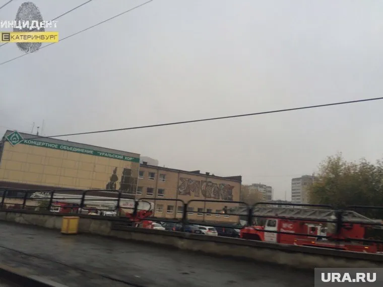 Возле здания как минимум четыре пожарные машины