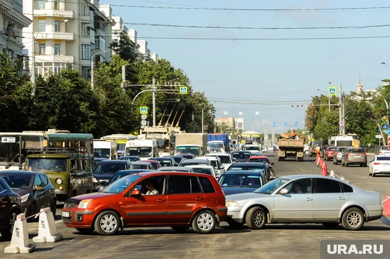 На участках дороги вблизи перекрытий пробки составляют десять баллов