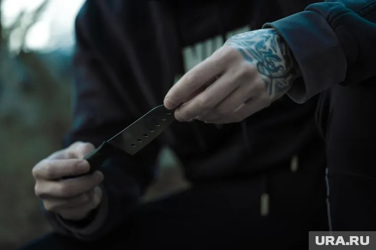 Нападавшие угрожали 17-летнему парню ножом