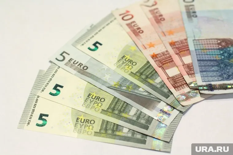 После 80 рублей за единицу евро подешевел на копейку