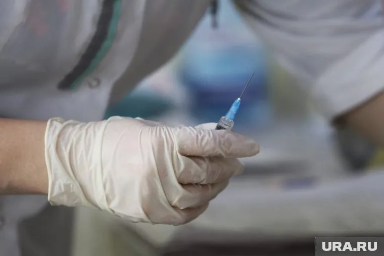 Обязательную вакцинацию от COVID-19 должны пройти медики и педагоги