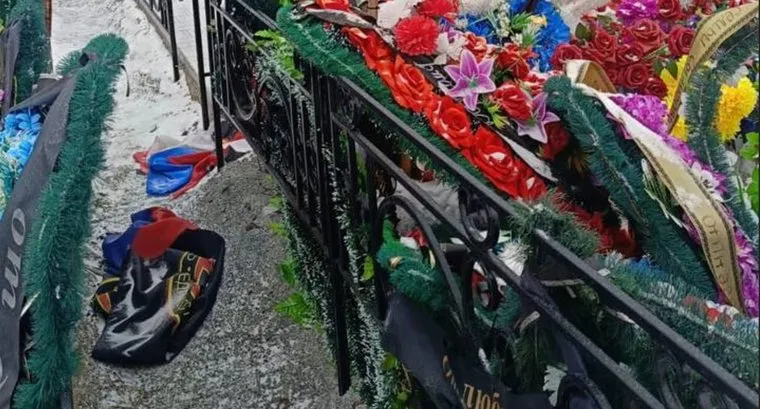 Вандализм на кладбище в Миассе