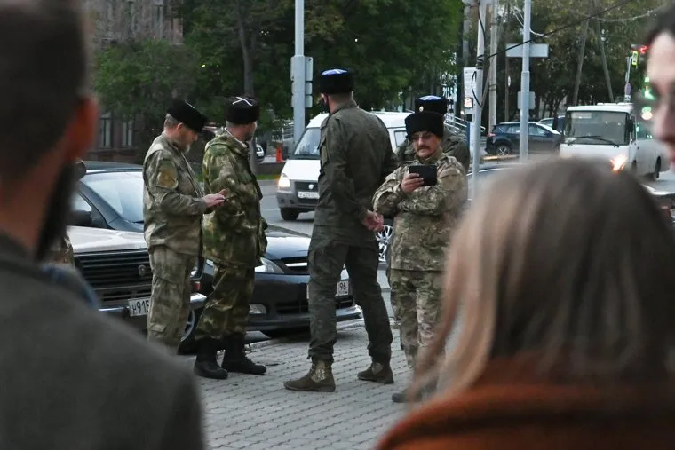 Казаки возле бара Intouch. Необр