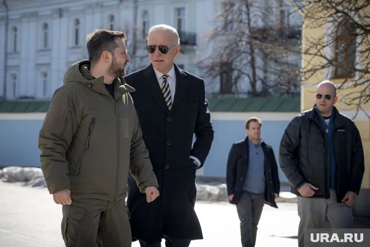 США призывают Зеленского бороться с коррупцией, но продолжают вливать средства в украинскую армию