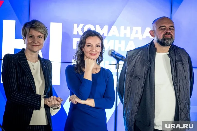 Анна Кузнецова (в центре) займет пост вице-спикера нижней палаты парламента