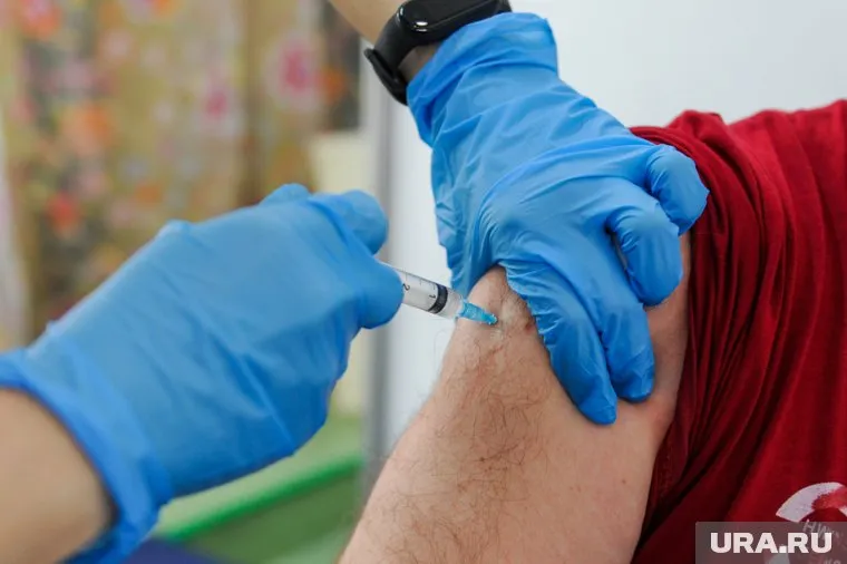 Для достижения необходимого количества антител нужно увеличить темпы вакцинации, считает Александр Гинцбург