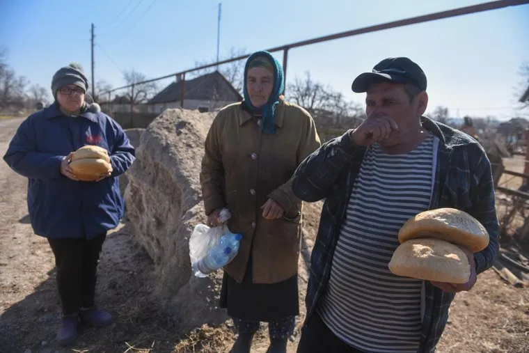 Волонтер развозит гуманитарную помощь по освобожденным селам.  ДНР