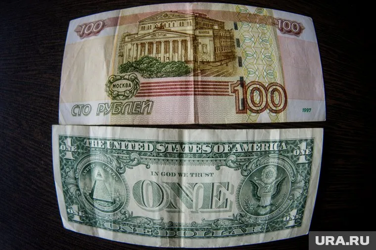 Эксперты советуют хранить сбережения в рублях