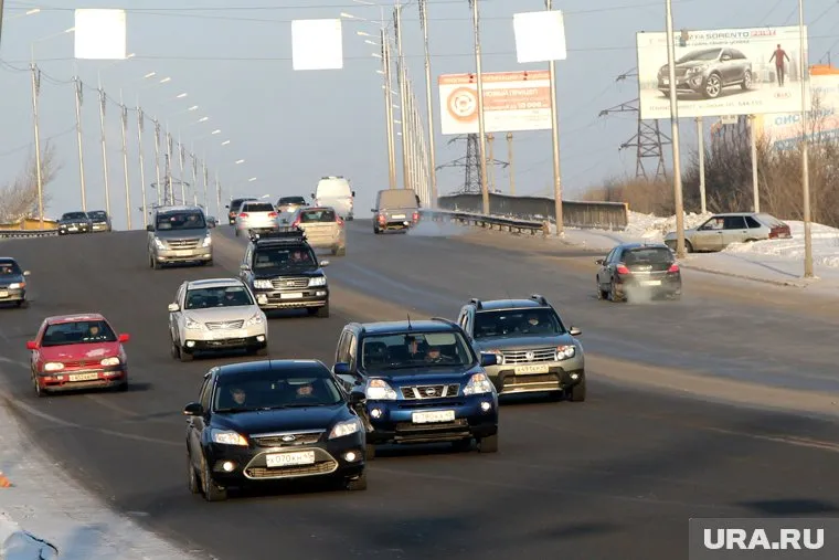 Желтой разметкой разделят встречные потоки автомобилей