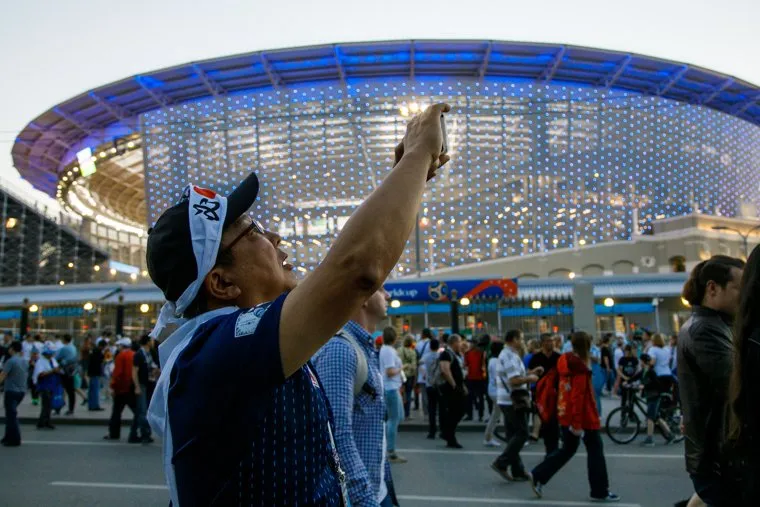 Отдых болельщиков после матча Сенегал-Япония. Екатеринбург., селфи, екатеринбург арена, болельщики сборной японии