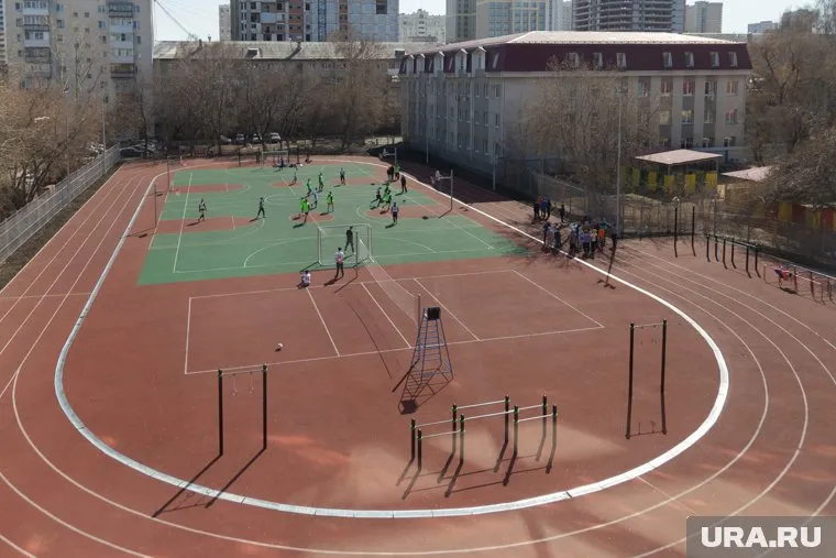 Нуждающиеся в замене трубы проходят под школьными стадионами