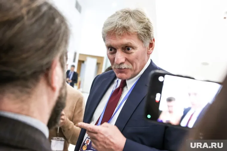 В Кремле не стали комментировать законопроект о повышении НДФЛ для уехавших россиян