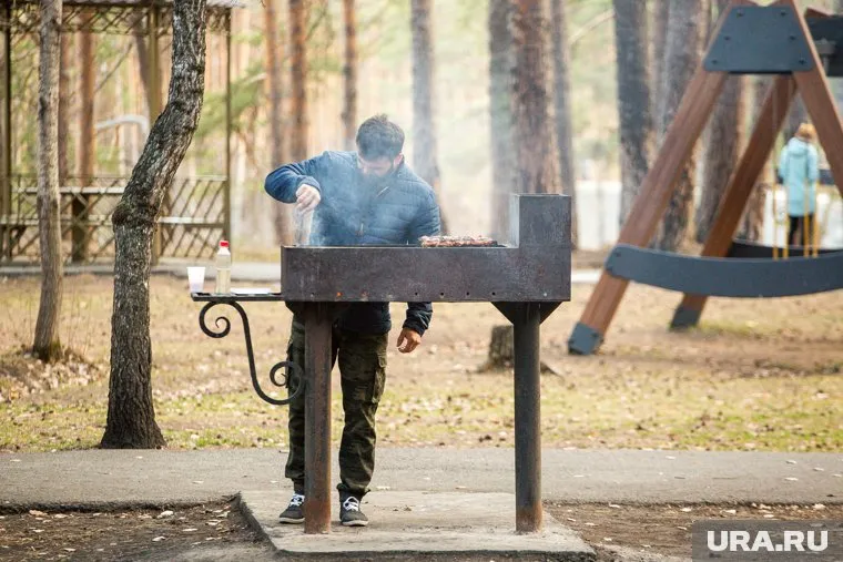 В майские праздники можно устроить пикник с друзьями, однако следует помнить о правилах пожарной безопасности