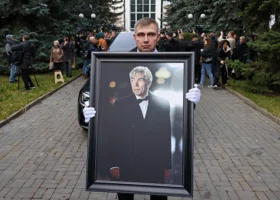 «Такие люди должны жить вечно»: в Москве простились с легендой российского ТВ Николаевым