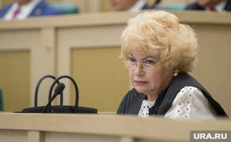 Людмила Нарусова призвала Медведева задуматься о своих словах