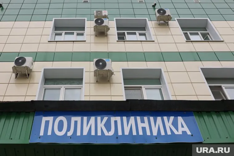 На входе в здание установлена табличка с QR-кодом