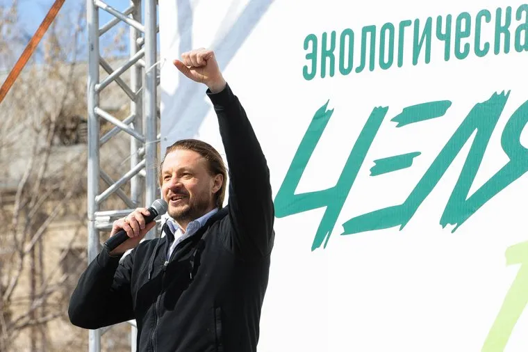 Экологический народный сход Челябинск дыши Николая Сандакова, в сквере Колющенко. Челябинск, сандаков николай, жест рукой