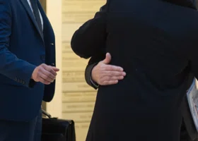 Самый счастливый мэр России из ХМАО празднует День обнимашек