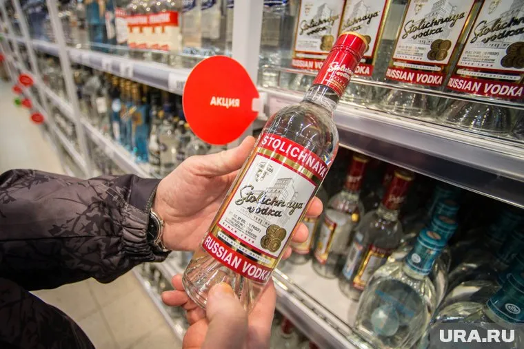 Подделка водки всегда была прибыльным бизнесом, который удобно крышевать