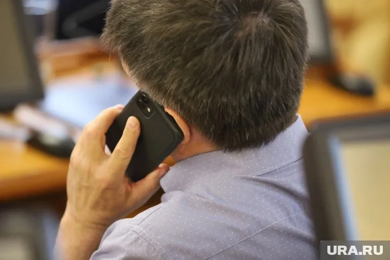 Сотруднику необходимо вести переговоры с клиентами, чтобы вернуть долги