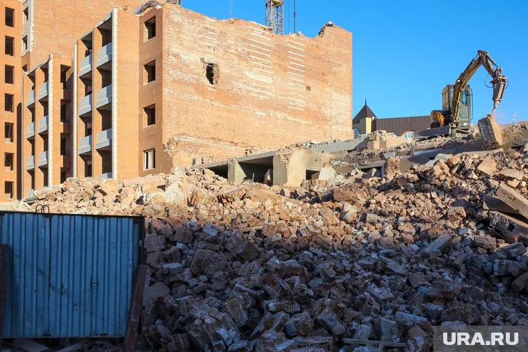 Демонтаж многоквартирника в центре города длится несколько лет