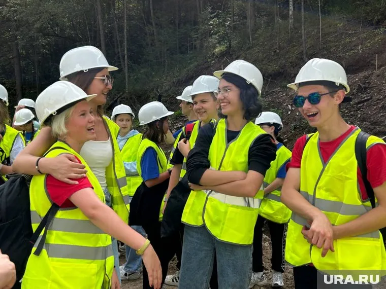 Одним из этапов профориентации стало погружение ребят в профессию, сообщила Буравова (в белом, вторая слева)