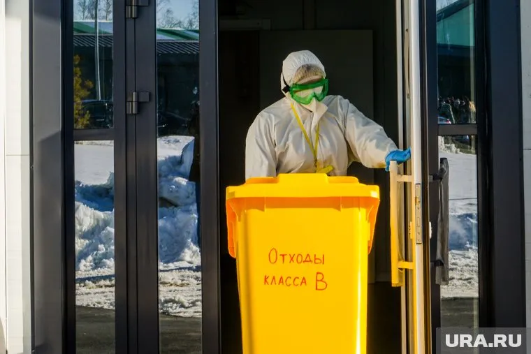 Опасные отходы лежат вблизи горящего мусорного полигона