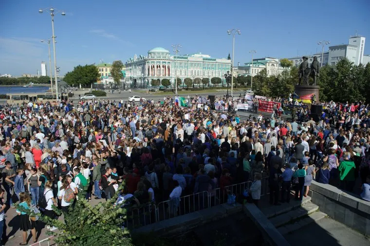 Массовый митинг обманутых дольщиков на площади Труда. Екатеринбург