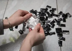 В ХМАО полицейские крышевали торговку наркотиками