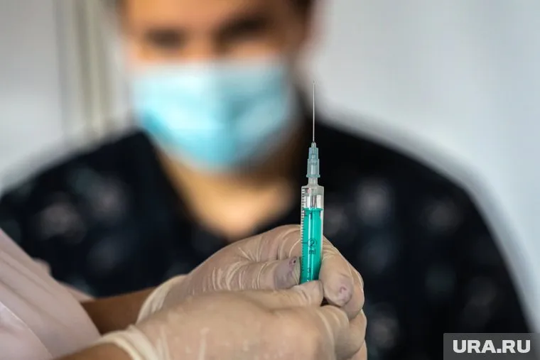 Специалист считает, что пенсионеров необходимо вакцинировать в первую очередь, так как они находятся в группе риска