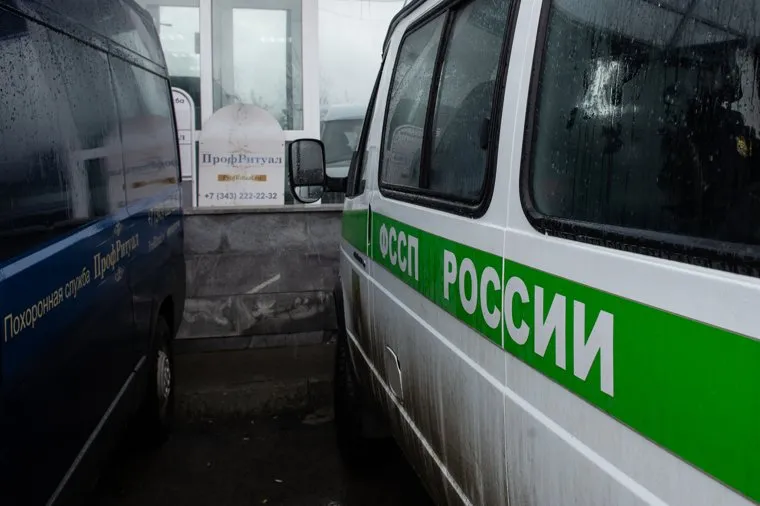 Судебные приставы опечатывают БЦ "Guru". Екатеринбург