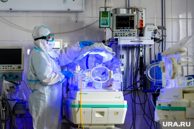 По словам чиновника, врачи не выдерживают нагрузки