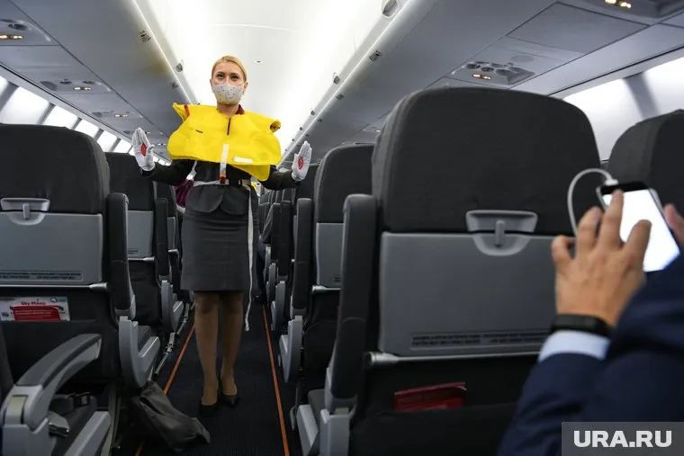 Пассажиры провели в салоне более часа, ожидая дальнейших инструкций и помощи