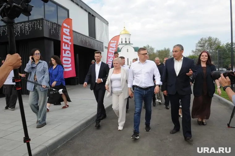 Алексей Текслер (в центре) прибыл на открытие Дома культуры